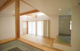 自然光のぬくもりと畳の香りが調和する家