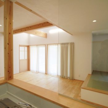 自然光のぬくもりと畳の香りが調和する家