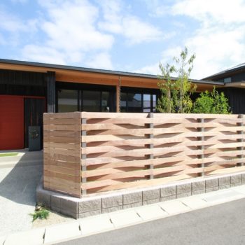 焼杉の壁×バレルサウナ、2棟目で叶えた快適な平屋